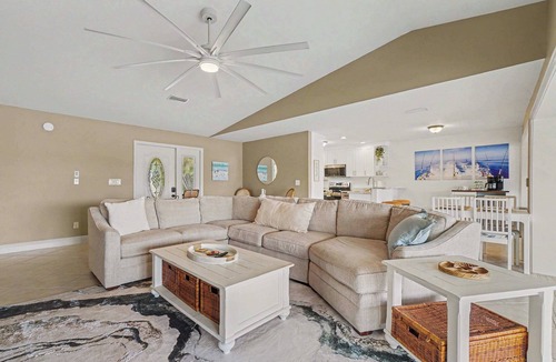 Fort Myers Shores House | Aruba Breeze Retreat | Hot Tub & Pool Table