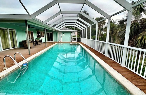 Bright Water House | As Seen on Hgtv's House Hunters! Near Beach, Pet Friendly & Pool, Sleeps 8