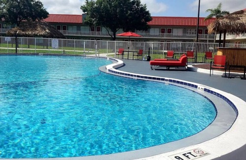 Vero Beach House | Awesome Find! With Swimming Pool & FREE Breakfast, Close to Holman Stadium!