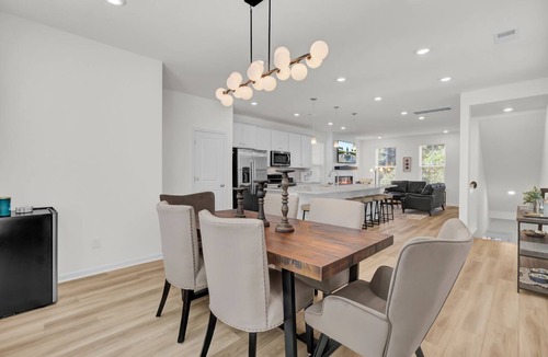 North Charleston House | Back to School Discount! Large, Modern Home/5 min to Park Circle, Pet Friendly