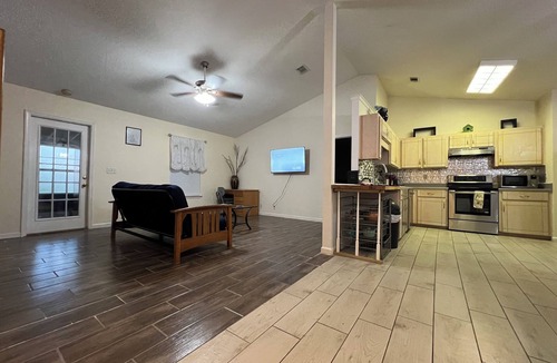 Kingsland House | Backyard lake,near I- 95,To zoo,cumberland park,kingsbay base navy base,beaches
