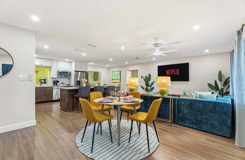Palma Sola House | Backyard Paradise Sleeps 14 Arcade Games Spa