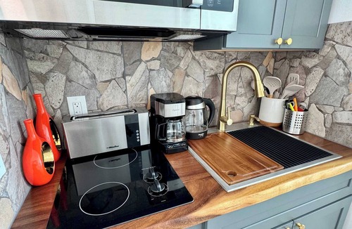 Coconut Grove Condo | Balcony Ocean Views | Pool, Gym, Wi-Fi & Parking