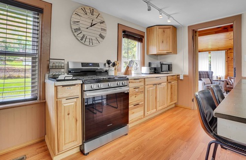 Slate Run House | Bald Eagle Lodge | Riverfront near Rail Trail Kayaks + Pickleball Court