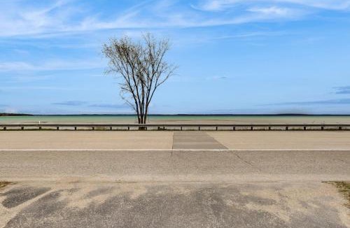 Suttons Bay House | Bay Getaway