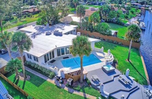 Woodlawn House | Bay Shore - Pool - Bay Access - Boat Rental