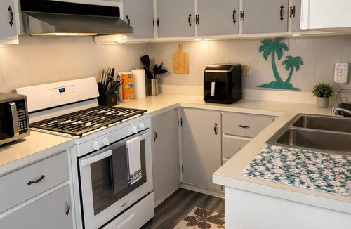 Fort Walton Beach House | Bay View Cottage 1-Min Walk to Beach