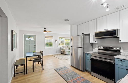 Bayview House | Bayou Bungalow Near Beaches & Downtown