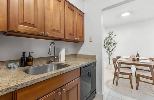 SoHo Apartment | Bayshore King Suite w/Pool & Gym Access