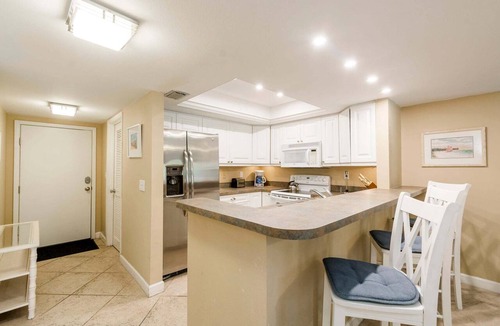 Siesta Key Condo | Bayside Beach to Bay Resort: Spacious 2BR condo in Sarasota, perfect for families!