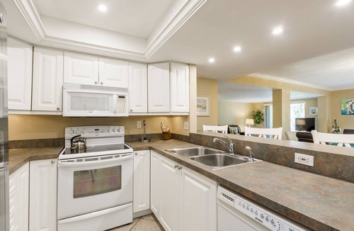 Siesta Key Condo | Bayside Beach to Bay Resort: Spacious 2BR condo in Sarasota, perfect for families!