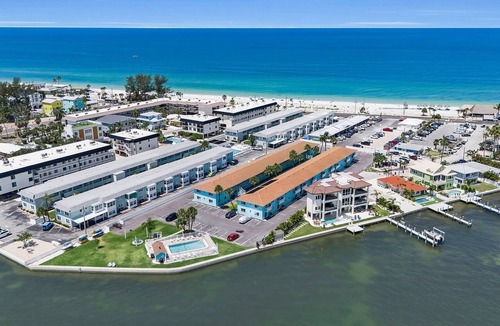 Bradenton Beach Condo | Bayview Terrace #33~Beach, Bay, Pool & Bbq