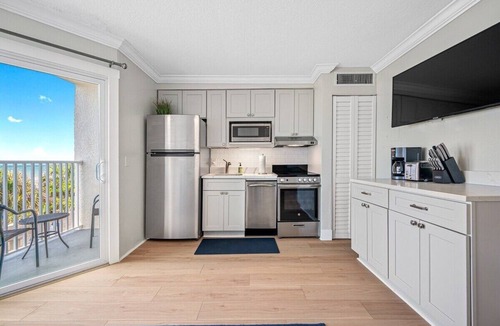 Belleair Beach Condo | 🏖️BBC #114 - | Modern Peaceful Renovated Heated Pool🏖️