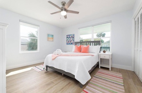 Neptune Beach House | Be A Nomad | 2BR Upper Unit | 2 Blocks to Neptune Beach