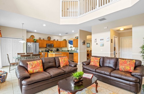West Kissimmee House | Be-Our-Guest Home! 7 bdrm incl. 5 King beds, Private POOL, 15 minutes to Disney!