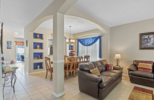 West Kissimmee House | Be-Our-Guest Home! 7 bdrm incl. 5 King beds, Private POOL, 15 minutes to Disney!
