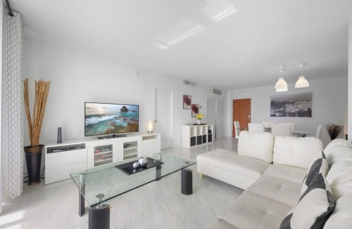 Hollywood South Central Beach Condo | Beach Access Paradise – Spacious 2BR Condo with Pool, Gym & Full Amenities!