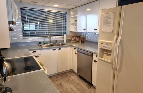 Sand Key Condo | BEACH BALCONY POOL HOT TUB GRILL TENNIS PICKLEBALL Wifi W/D 2 WEEK MIN Jul 23-