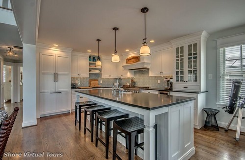 Avalon House | BEACH BLOCK property is just a short walk to shopping and restaurants