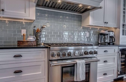 Avalon House | BEACH BLOCK property is just a short walk to shopping and restaurants