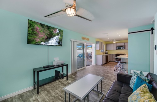 Hills T P House | Beach Bungalow 2B/2B Private Pool/Spa, North End, Newly Renovated