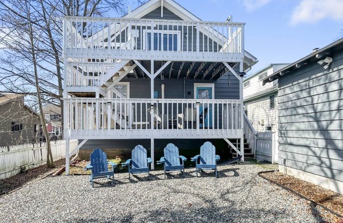 West Haven House | Beach Bungalow, walk to beach, private backyard