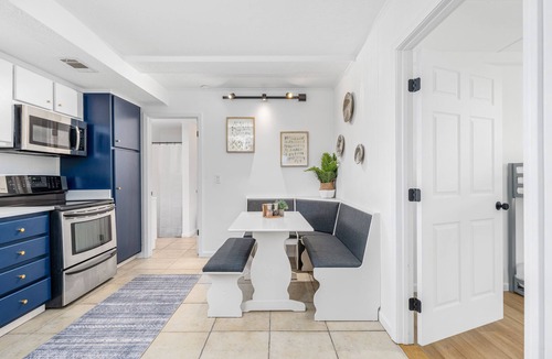 Biltmore Beach Cottage | Beach Cottage FOR 6 🏖Walk 2 Beach🏖 w/KING BED & Putting Green -Pets Welcomed!
