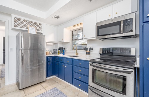 Biltmore Beach Cottage | Beach Cottage FOR 6 🏖Walk 2 Beach🏖 w/KING BED & Putting Green -Pets Welcomed!