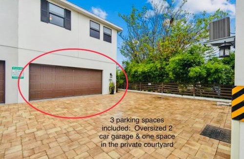 Gillespie Park House | Beach Downtown-Family & Pet Friendly-Balcony & Garage-10 Acre Park with Pickleball, Tennis & Basketball-Lido Beach-Opera-Symphony-St Armands Circle