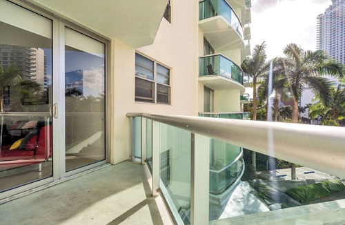 Hollywood South Central Beach Condo | Beach Escape at The Tides 1BR Pool, Wi-Fi & Parking