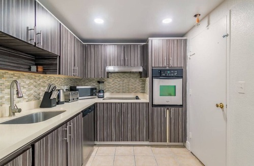 Hollywood South Central Beach Condo | Beach Front Family Friendly Home in Hollywood