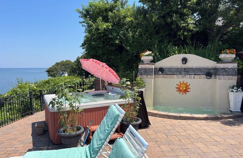 East Shoreham House | Beach front house amazing views 3/3, 8 person spa covered granite wet bar 55” TV