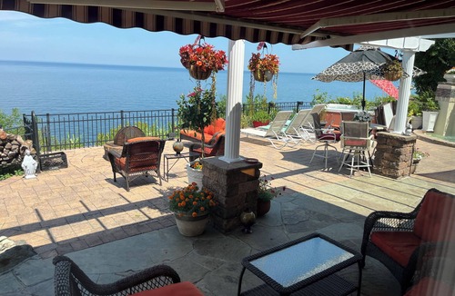 East Shoreham House | Beach front house amazing views 3/3, 8 person spa covered granite wet bar 55” TV