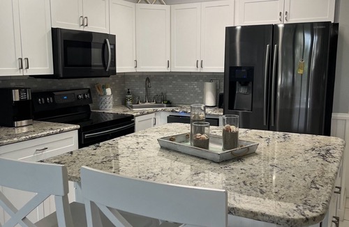 Fort Pierce Condo | BEACH, GOLF, TENNIS, POOLS, GYM. KING BED, 4 min walk to ocean. 1st floor, 1 dog