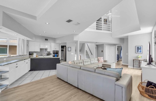 Madeira Beach House | Beach House Steps to the Sand | Sleeps 16 | Elevator