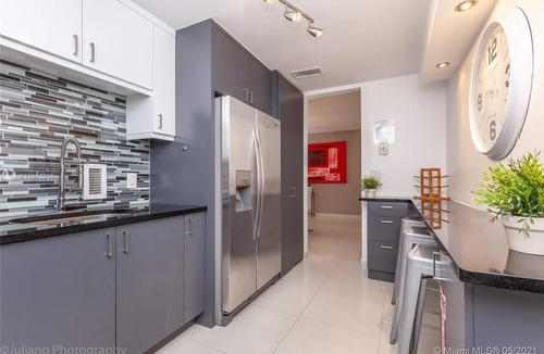 Hollywood South Central Beach Condo | Beach paradise & minutes from Restaurants,.