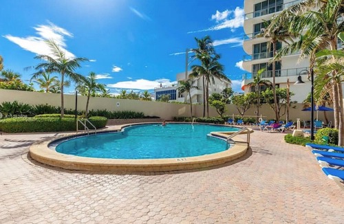Hollywood South Central Beach Condo | Beach paradise & minutes from Restaurants,.
