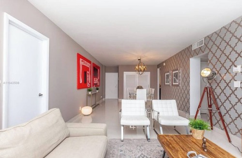 Hollywood South Central Beach Condo | Beach paradise & minutes from Restaurants,.