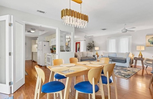 South Venice House | Beach Retreat - Enjoy your vacation in this close to beach pool home with beautiful gardens