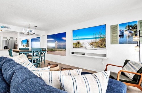 Destin Condo | Beach Service Included! Pet Friendly! CLM 7B!