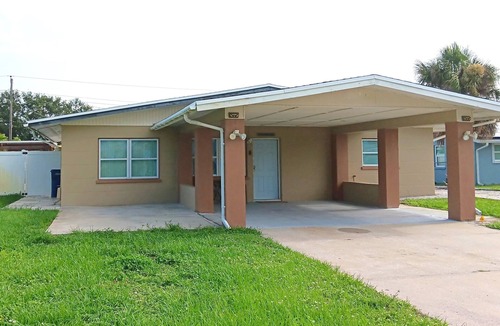 West Bradenton House | Beach Style House w/large backyard, close to fishing, canoeing, and beaches