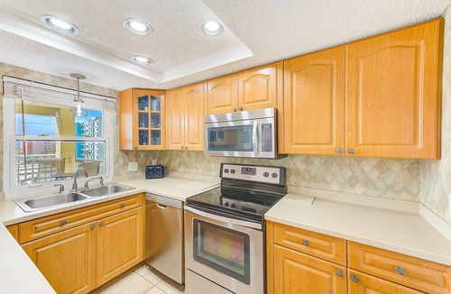 North Redington Beach Apartment | Beach Vacation! Sleeps 10, Heated Pool - 401