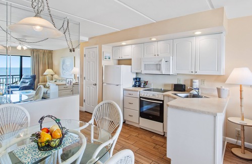 Crescent Beach Hotel | Beacher's Lodge Oceanfront Suites