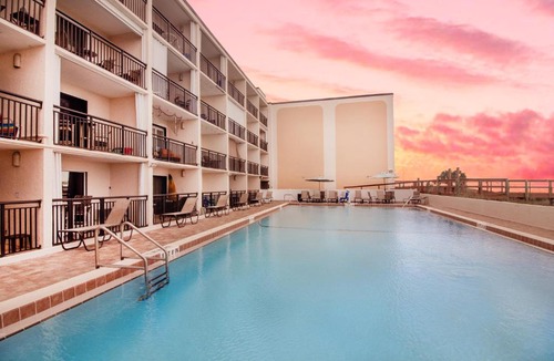 Crescent Beach Hotel | Beacher's Lodge