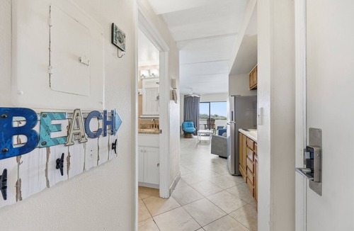 Crescent Beach Condo | Beacher's Oceanfront Patio Plus Suite with onsite Front desk and Service