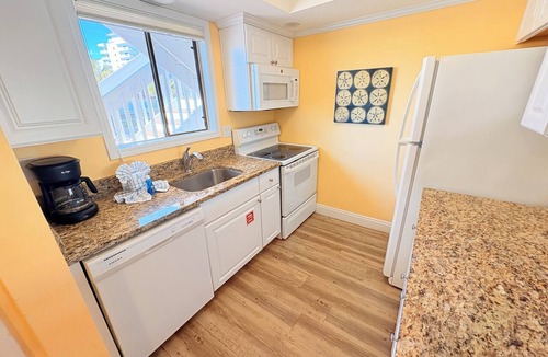 Holiday Isle Condo | Beachfront 2BR | Large Patio & Stunning Gulf Views