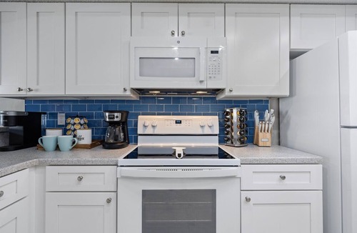 Indian Shores Condo | Beachfront 2nd Floor 3BR Condo | Gulf & Heated Pool Views | Hot Tub, Sleeps 11