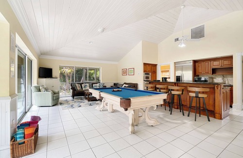 Marathon Villa | Beachfront 8-bedroom villa