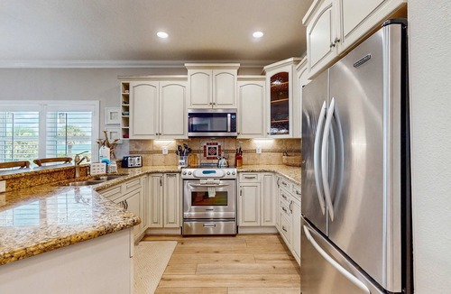 Independence Square Condo | Beachfront condo with EV charger WiFi AC one dog welcome