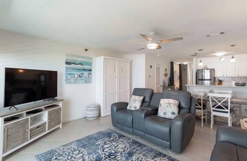 Destin Condo | BEACHFRONT Condo 105, wake up to sunshine. Destin Seafarer